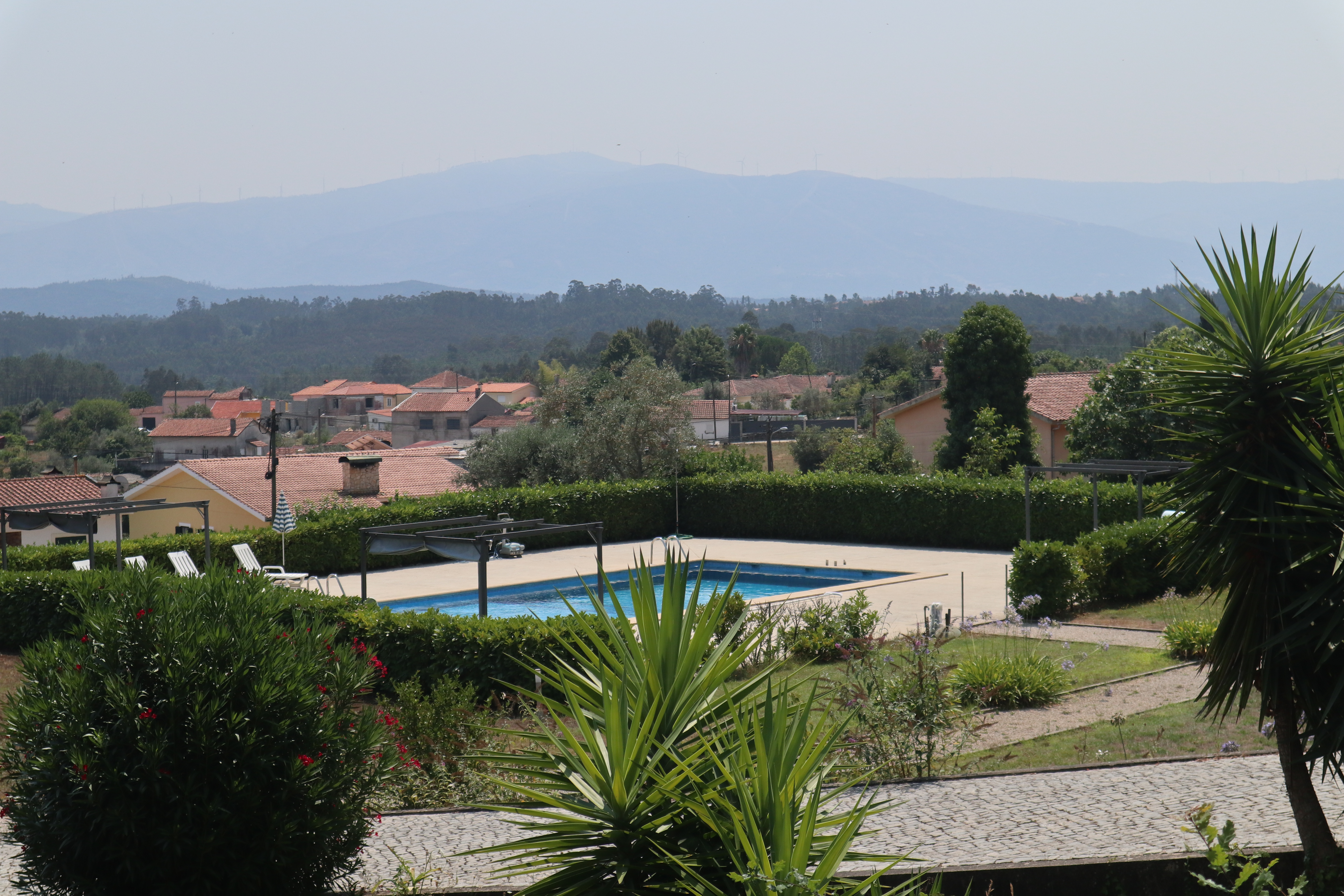 Terraço com cadeiras e vista para o jardim